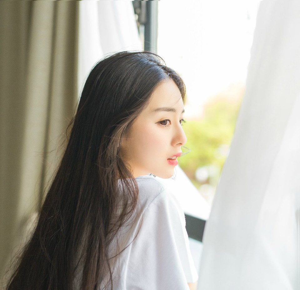 我喜欢你你叫我向东，我羊羔一样给你青草你让我向西，我夕阳一样映你彩霞你叫我向北，我是你冬风中的百合你让我向南，你就是我空中的新娘东西南北，你是我柔情的爱人我思念中星星的星星我喜欢你你是我硕果的丰润，血液里流淌的思念你是我梦中牵手的温情我喜欢你有分寸的节制的狂喜的哭泣的我喜欢你——三毛《我喜欢你》